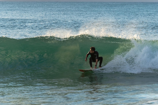 Vista frontal de Surfer montando una ola en un día soleado en Noosa Queensland Australia Water Sport