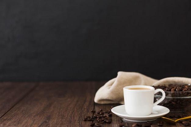 Foto vista frontal de la taza de café con tela y espacio de copia