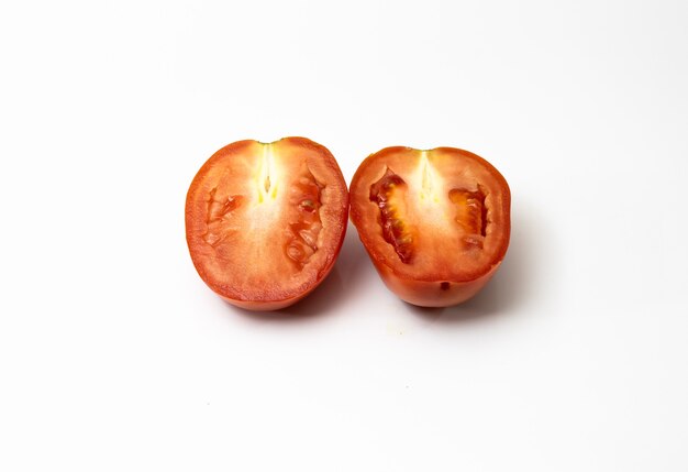 Vista frontal de tomate en rodajas en blanco