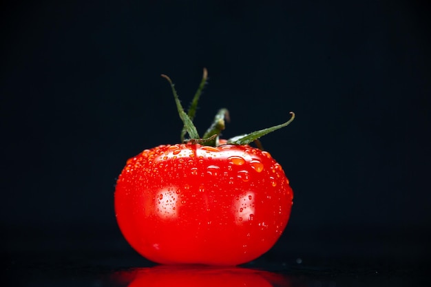 Vista frontal tomate vermelho fresco na cor de fundo escuro maduro foto árvore madura pera salada vegetal exótica