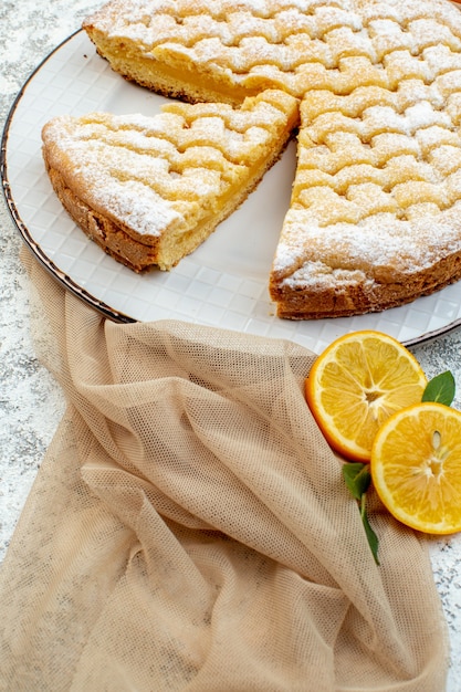 vista frontal torta de limão saborosa açúcar em pó no fundo branco bolo biscoito doce biscoito chá sobremesa açúcar cozer