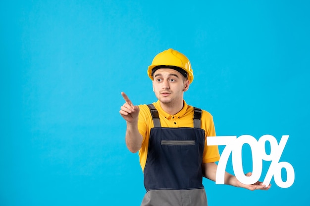 Vista frontal del trabajador de sexo masculino en uniforme con escritura en azul