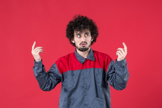 Vista frontal, trabalhador masculino, uniforme, fundo vermelho, cor uniforme, ferramenta, mecânico, foto trabalhador, instrumento, casa