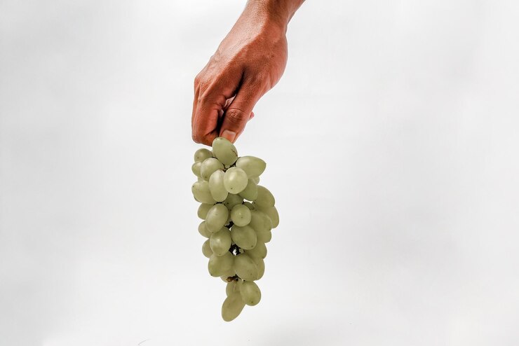 Foto vista frontal de uvas jugosas frescas sobre el fondo blanco