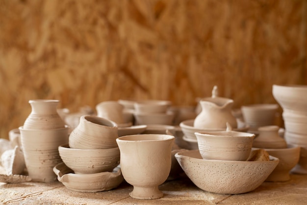 Foto vista frontal varios jarrones de cerámica concepto de cerámica