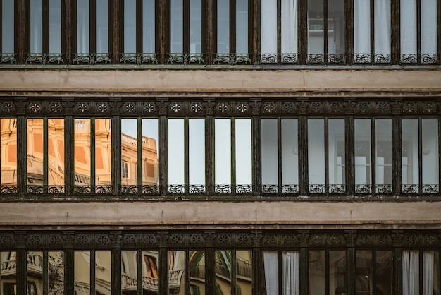 Foto vista frontal de las ventanas ornamentales de un edificio residencial