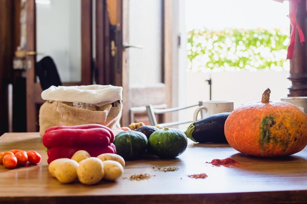 Vista frontal de verduras crudas listas para ser cocinadas colocadas sobre una mesa en una casa