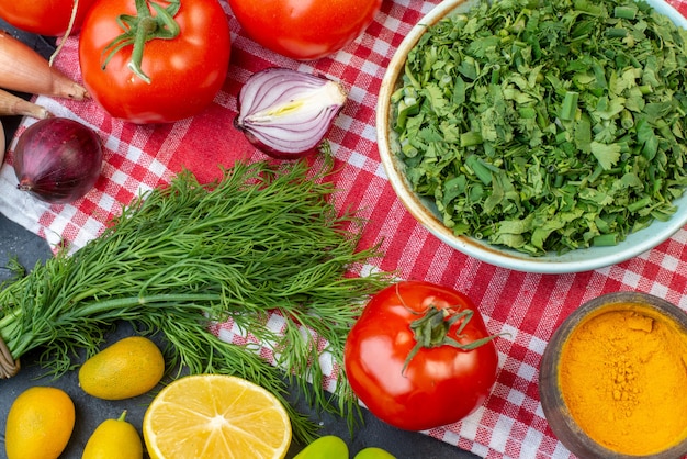 vista frontal verduras frescas con diferentes verduras en el fondo oscuro comida almuerzo bocadillo color dieta ensalada alimentos salud