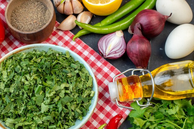 Foto vista frontal verduras frescas con diferentes verduras sobre fondo oscuro comida almuerzo merienda dieta ensalada alimentos salud