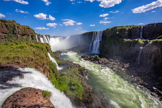 Vista de la frontera de las Cataratas del Iguazú entre Brasil y Argentina
