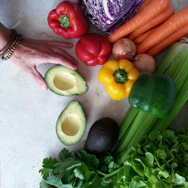 Foto vista de frutas y verduras desde un ángulo alto