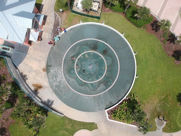 Foto vista de la fuente desde un ángulo alto