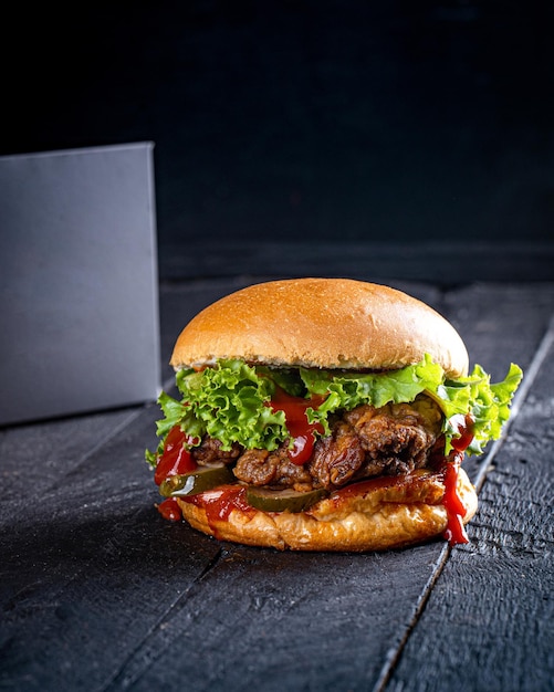 Vista de fuente de deliciosa carne, queso y hamburguesa de vegetales verdes