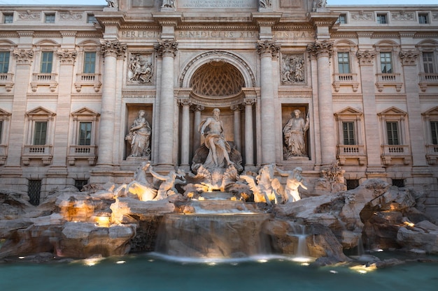 Vista de la fuente Fontana di Trevi, en Roma, Lazio, Italia.