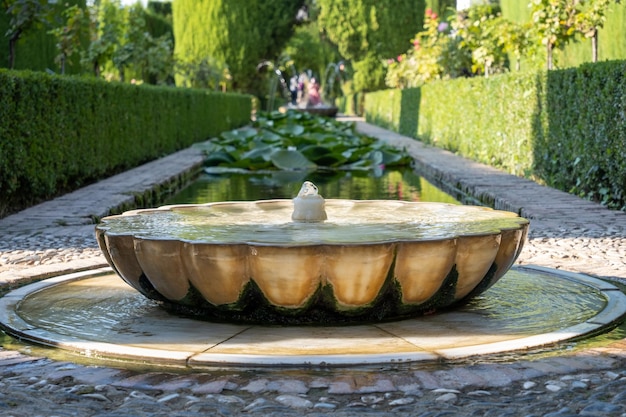 Vista de la fuente hermosa de los jardines de Alhambra en Granada