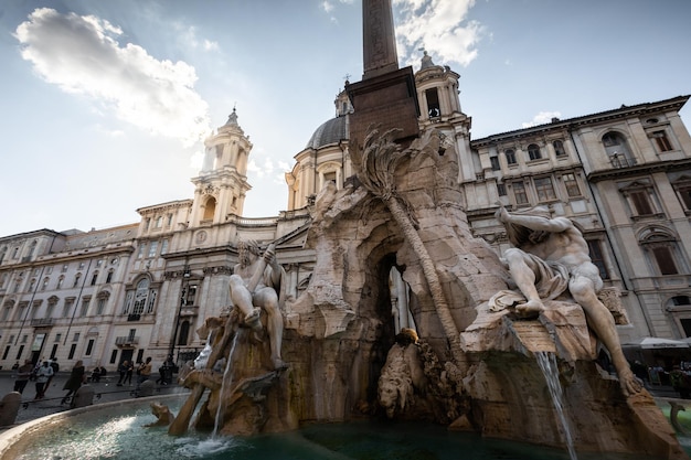 Vista desde la fuente de la Piazza Navona (Plaza Navona) en Roma, Lazio, Italia.