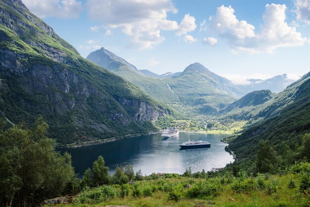 Vista de Geiranger y el fiordo de Geiranger