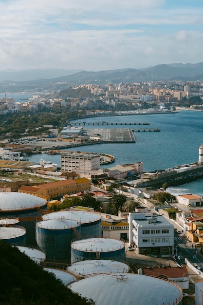 Foto vista general de la bahía de ceuta y la entrada al puerto. foto de alta calidad