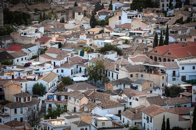 Foto vista general del famoso barrio de albaicin desde el balcón de san miguel alto en granada andalucía