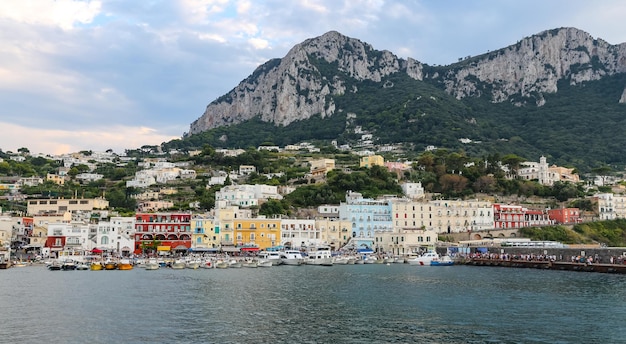 Vista general de la isla de Capri en Nápoles Italia