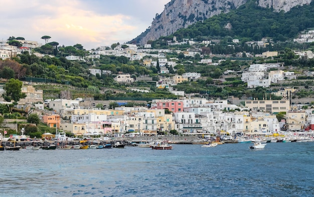 Vista general de la isla de Capri en Nápoles Italia