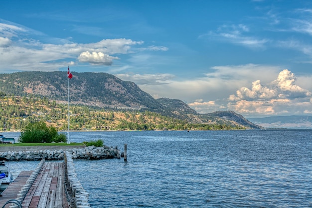 Vista general del lago Okanagan en un brillante día de verano