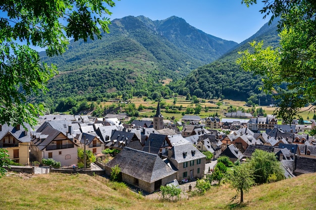 Vista general del pueblo pirenaico de Bosost situado en el Valle de Arán España
