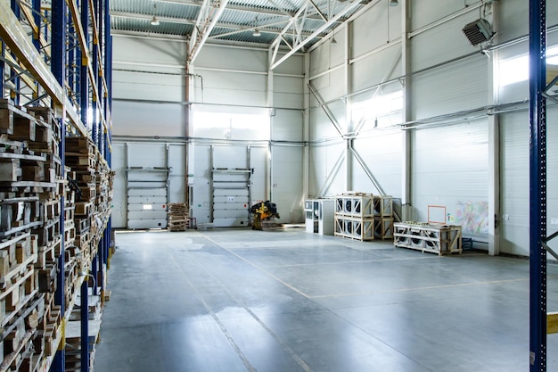 Vista general de las puertas de carga dentro del almacén Interior de un almacén moderno Proceso de carga de camionesxA