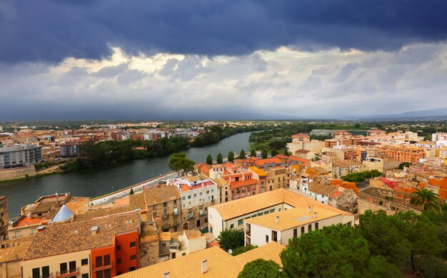 vista general de Tortosa con el río Ebro desde el castillo