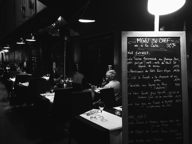 Vista de la gente en el restaurante