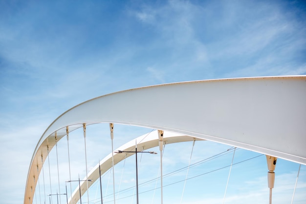 Vista geométrica da ponte moderna no fundo do céu azul