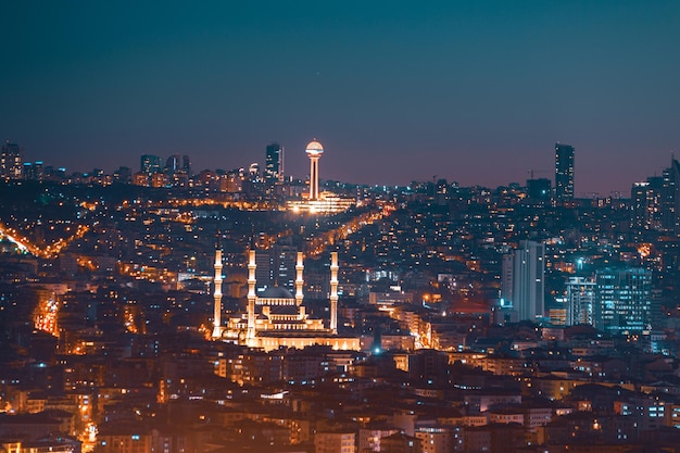 Vista geral da cidade de Ancara durante o crepúsculo com mesquita e torre
