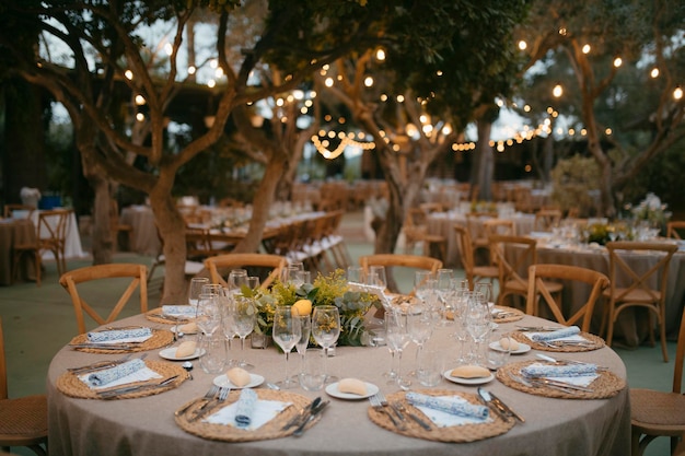 Vista geral da decoração do banquete onde se celebra um casamento foto de alta qualidade