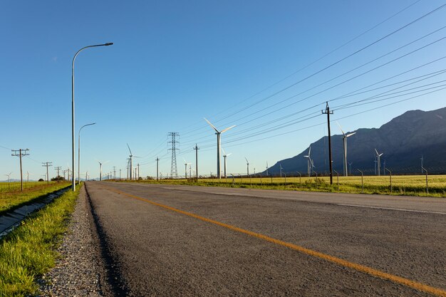 Vista geral das turbinas eólicas na paisagem rural com céu sem nuvens. meio ambiente, sustentabilidade, ecologia, energia renovável, aquecimento global e conscientização sobre as mudanças climáticas.