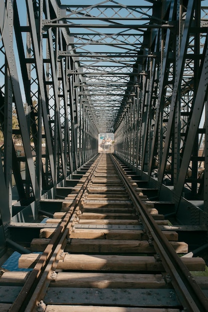 Foto vista geral dos trilhos da ponte de ferro no porto de málaga foto de alta qualidade