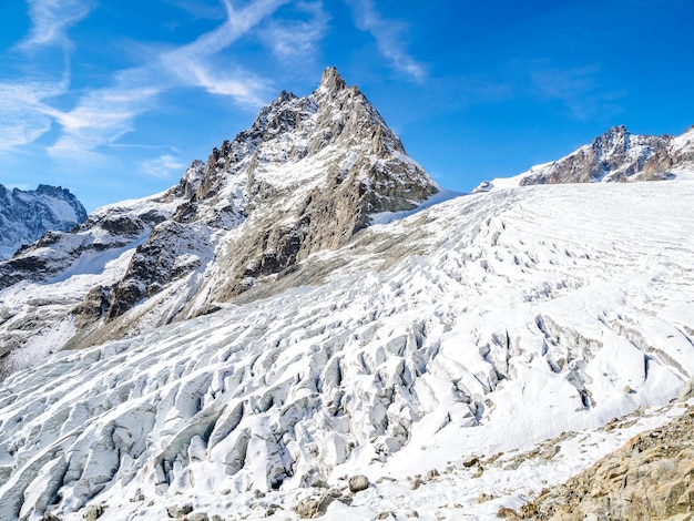 Vista del Glaciar Blanc 2542m ubicado en el macizo de Ecrins en los Alpes franceses