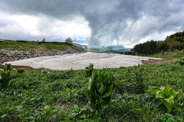 Vista del glaciar cerca de la meseta de LagoNaki en Adygea Las montañas del Cáucaso Rusia 2021