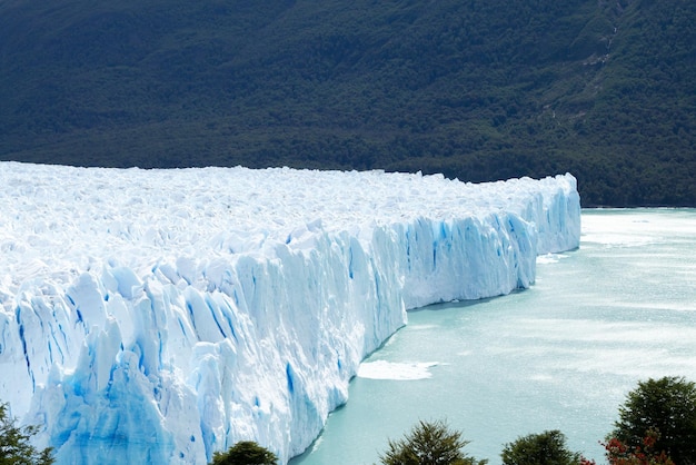 Vista del glaciar Perito Moreno paisaje patagónico Argentina hito patagónico