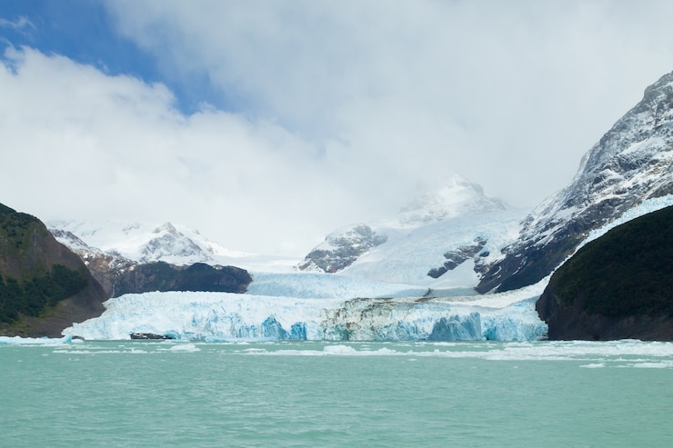 Foto vista del glaciar spegazzini desde el lago argentino, paisaje de la patagonia, argentina. lago argentino