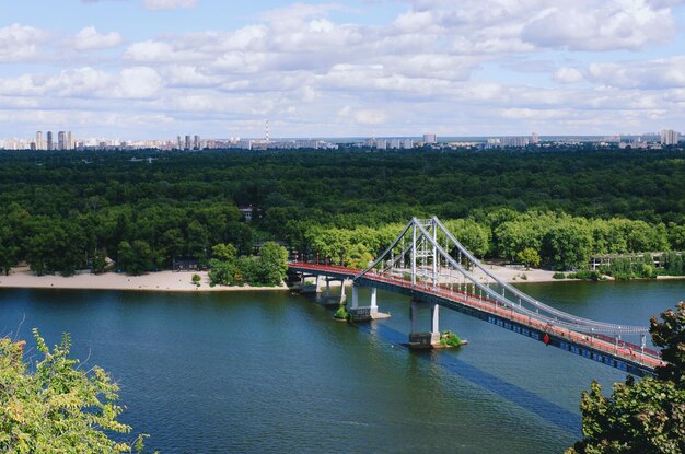 Vista desde Glass Bridge al centro de la ciudad, carretera, autos. transporte. Río Dniéper. Kyiv, Ucrania