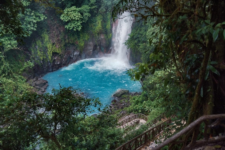 Foto vista global del impresionante camino hacia la cascada del río celeste en costa rica