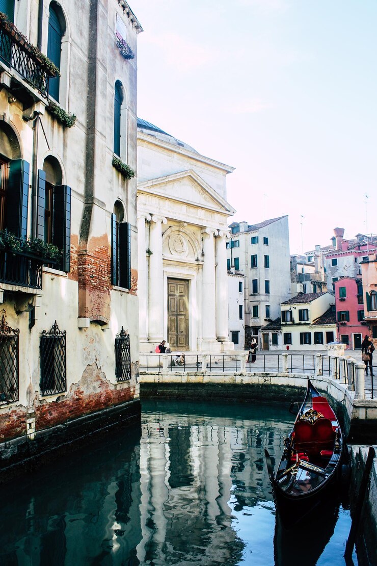 Vista de las góndolas del canal veneciano y el barco en el agua Vista panorámica de Venecia en invierno