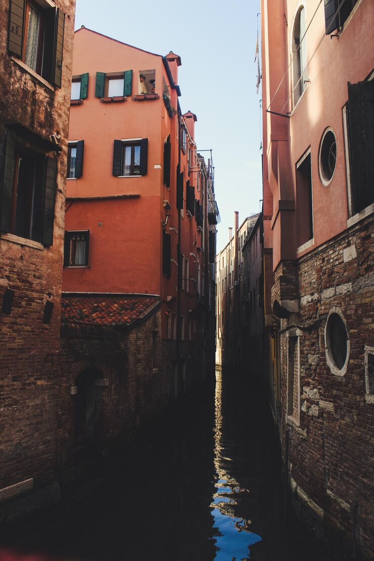 Vista de las góndolas del canal veneciano y el barco en el agua Vista panorámica de Venecia en invierno
