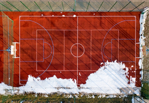 Vista gráfica superior do fundo vermelho do campo de basquete, voleibol ou campo de futebol, fotografia de zangão.