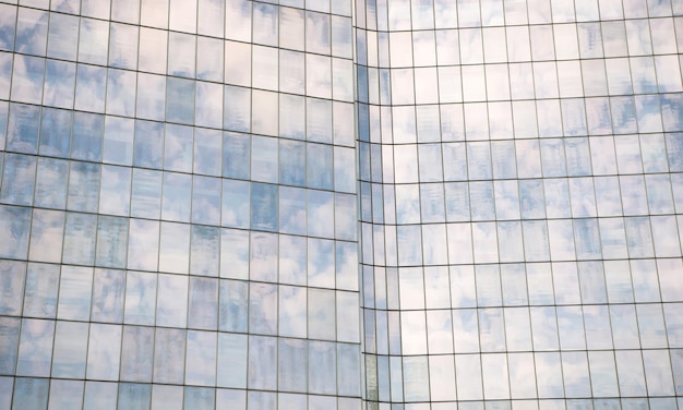 Vista de gran angular en perspectiva al fondo azul acero de rascacielos de vidrio edificio de gran altura en el moderno centro futurista en la noche Concepto de negocio de arquitectura industrial exitosa.