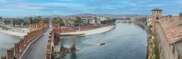 Foto vista de gran ángulo extra del río adige el panorama de verona y el puente de castelvecchio