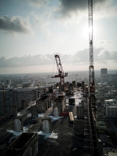 Vista de gran ángulo de la grúa y los edificios contra el cielo