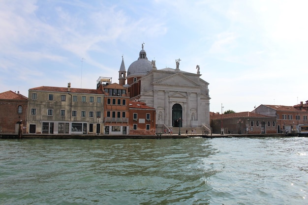 Una vista del gran canal desde un barco en venecia