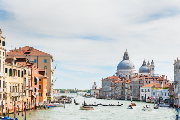 Vista del Gran Canal y la Basílica de Santa Maria della Salute en Venecia, Italia