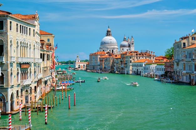 Vista del Gran Canal de Venecia y la iglesia de Santa Maria della Salute al atardecer